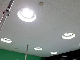 上新電機（株）各店舗　LED照明取替工事（約13,000台）
